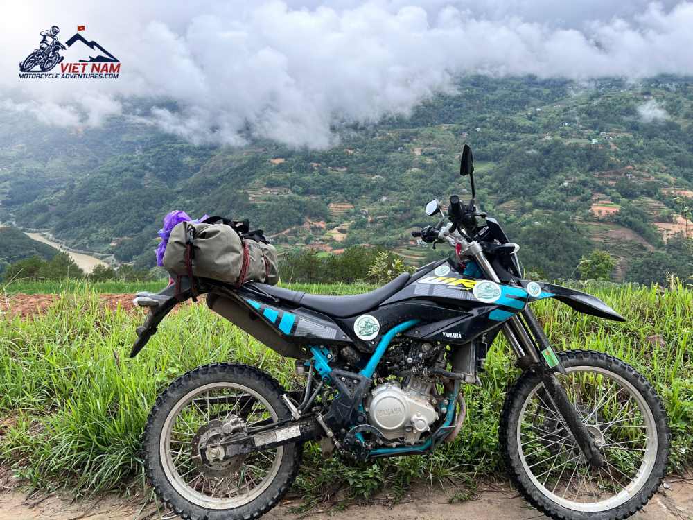 You can rent a motorcycle to travel from Hanoi to Ha Giang City