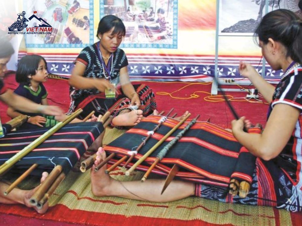 Explore the brocade weaving craft village of the Co Tu ethnic group