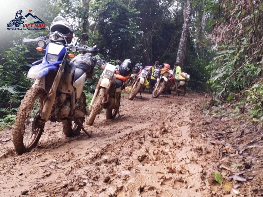 Accompany teammates to climb passes and wade streams in the best motorbike tours in Vietnam