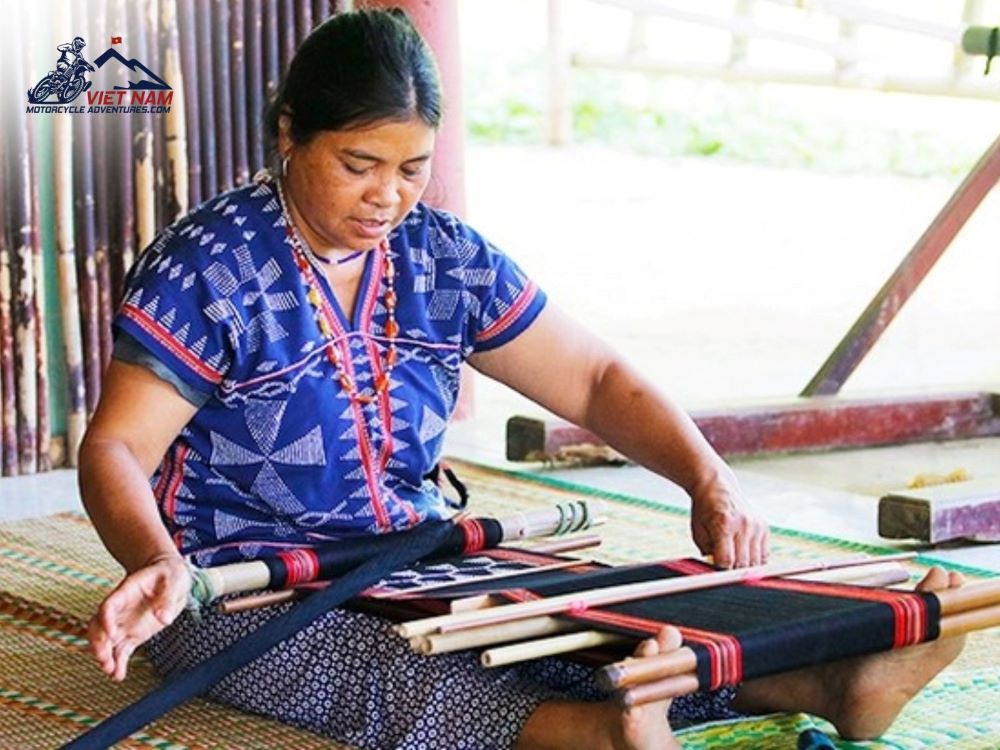 Discover the craft of brocade weaving