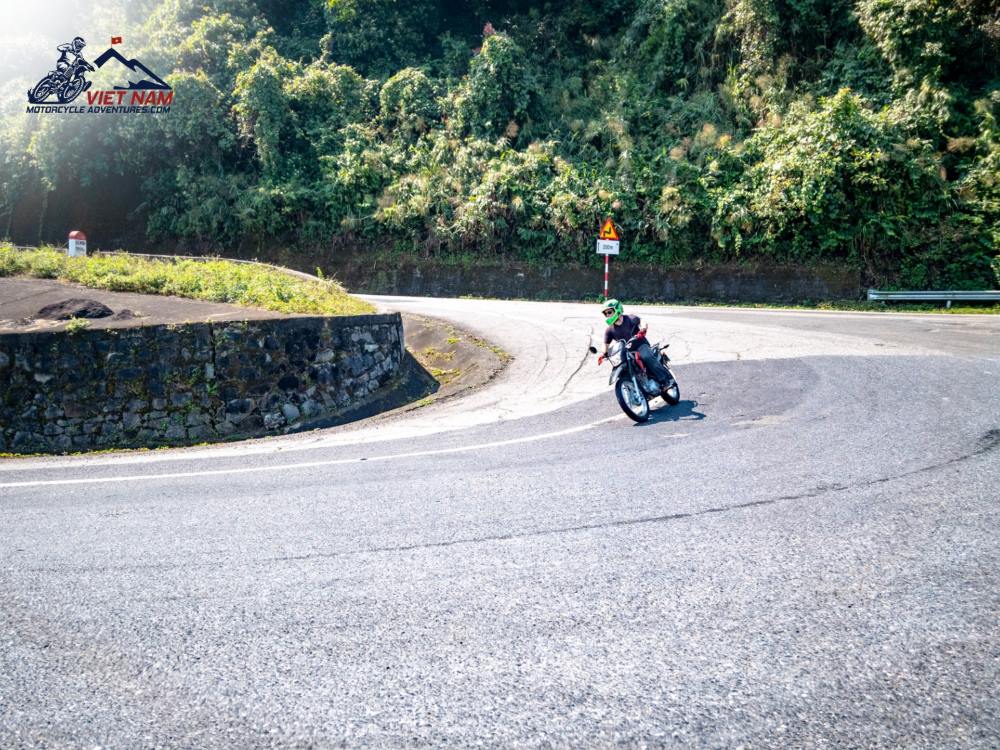 Hai Van Pass is known as the most beautiful road in the Central region, a route that motorbikers often choose 